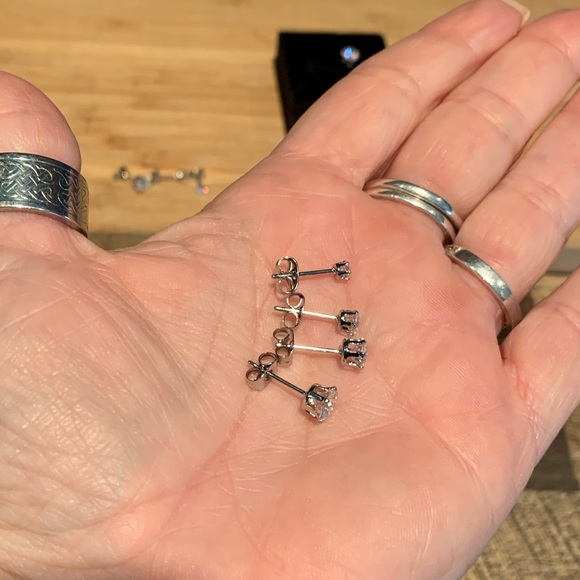 4 pairs of brilliant white Moissanite - Picture 3 of 6